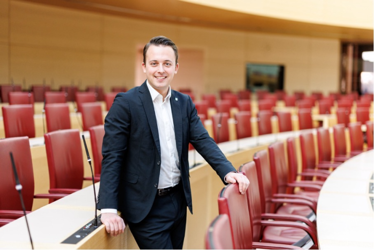 MdL Julian Preidl gratuliert Martina Englhardt-Kopf