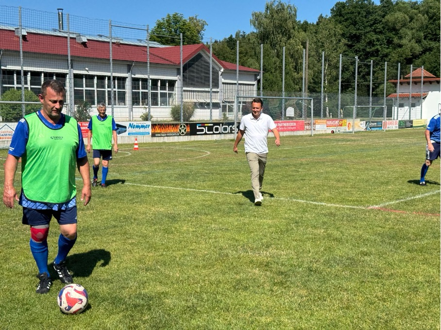 Walking Football für alle Generationen: MdL Preidl besucht einzigartiges Team in Altrandsberg