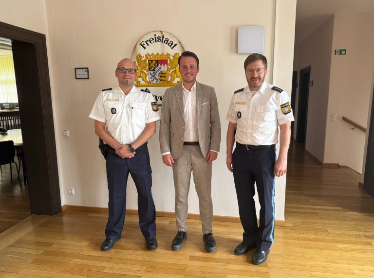 MdL Preidl bei Waldmünchner Polizei: Strafzettel-App erleichtert die Arbeit