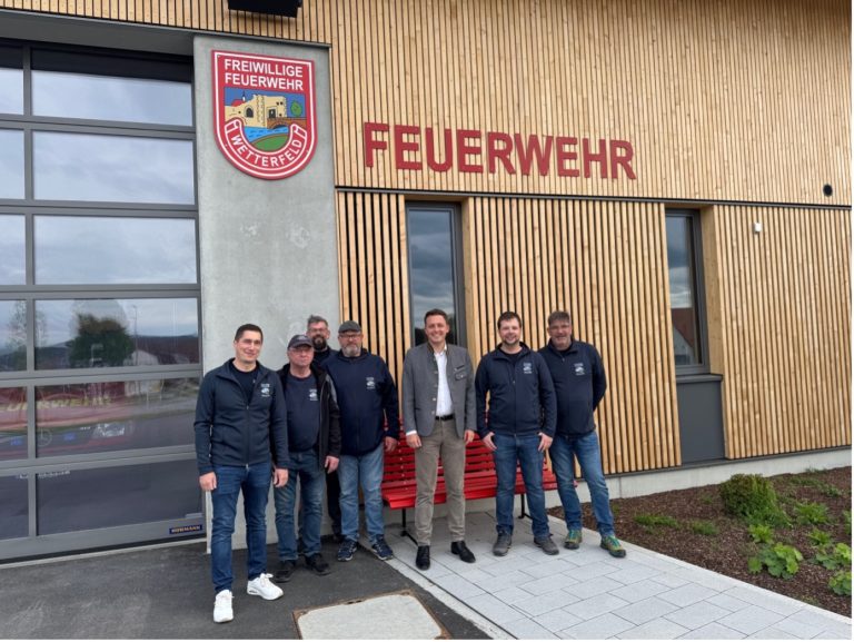 Doppelter Grund zur Freude: MdL Preidl besucht FFW Wetterfeld