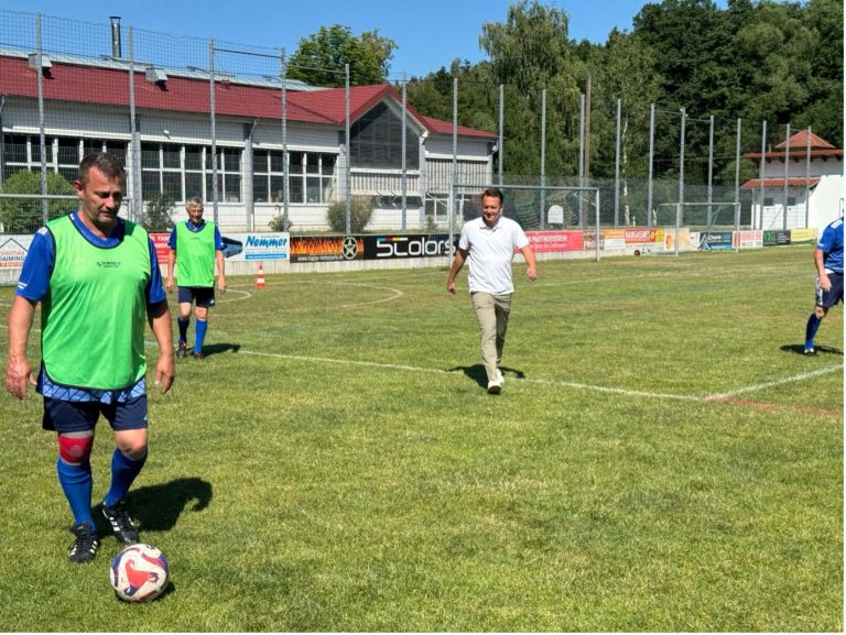 Walking Football für alle Generationen: MdL Preidl besucht einzigartiges Team in Altrandsberg