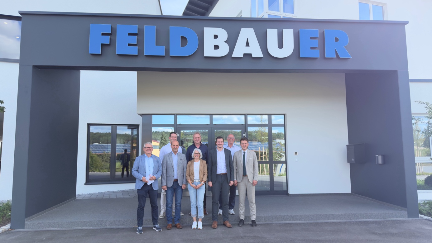 Deutliche Worte an MdL Scharf (unten links), MdL Preidl und Landrat Schindler (unten, von rechts).