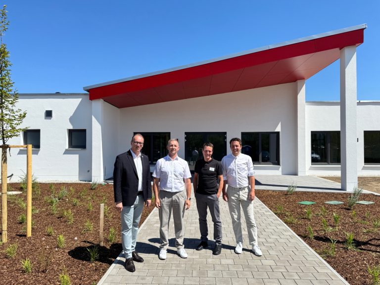 Vor dem neuen Verwaltungs-Gebäude: MdL Behringer, Betriebsleiter Michael Wilfarth, CEO Wolfgang Wese, MdL Preidl (v.l.n.r.).