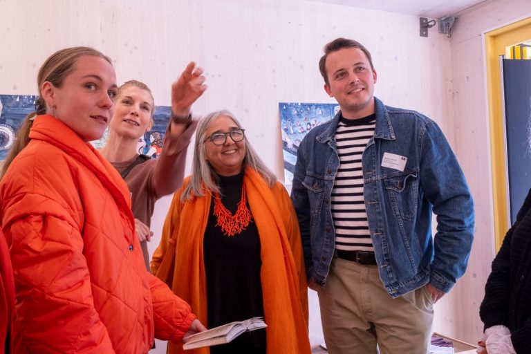 Kulturelle Bildung hat viele Gesichter: MdL Preidl (rechts) sucht die Besten aus dem Landkreis Cham.