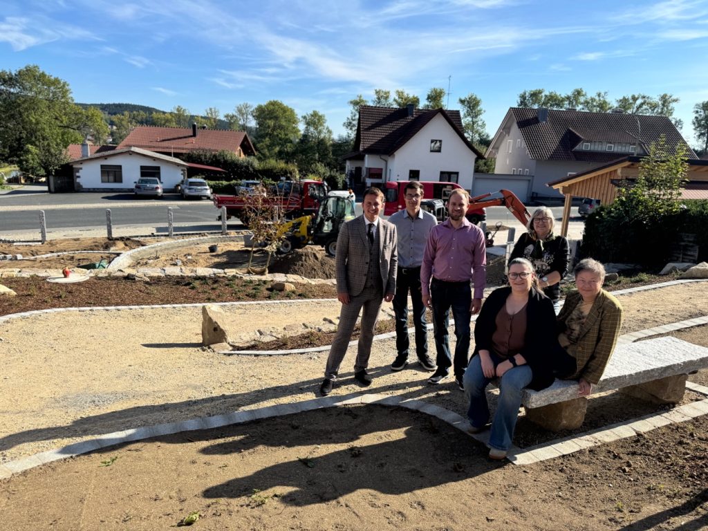 Baustelle zur Belebung des Ortskerns: MdL Preidl und FW-Ortsverband überzeugt von neuer Mitte