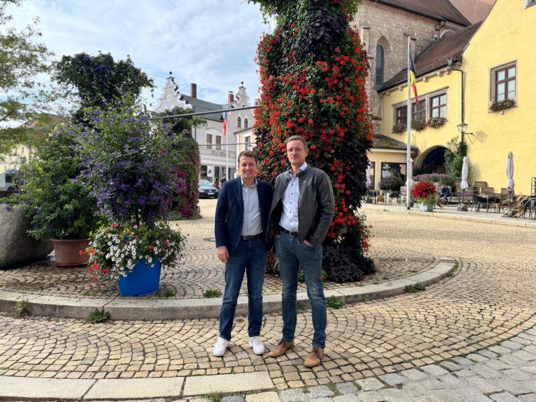 Plädieren für eine bessere Biogas-Behandlung: MdL Preidl (links) und Simon Aumann, Landwirt aus Waldmünchen.