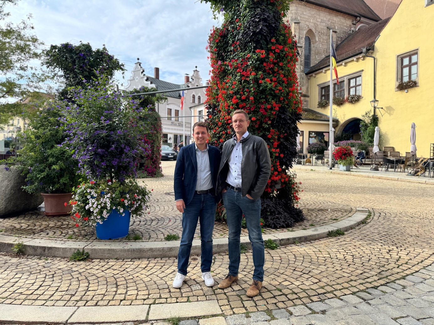 Plädieren für eine bessere Biogas-Behandlung: MdL Preidl (links) und Simon Aumann, Landwirt aus Waldmünchen.