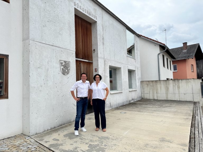 Moderner und zukunftsfähiger Ort: Bürgermeisterin Bergmann und MdL vor dem Bürgerhaus in der Blaibacher Mitte.