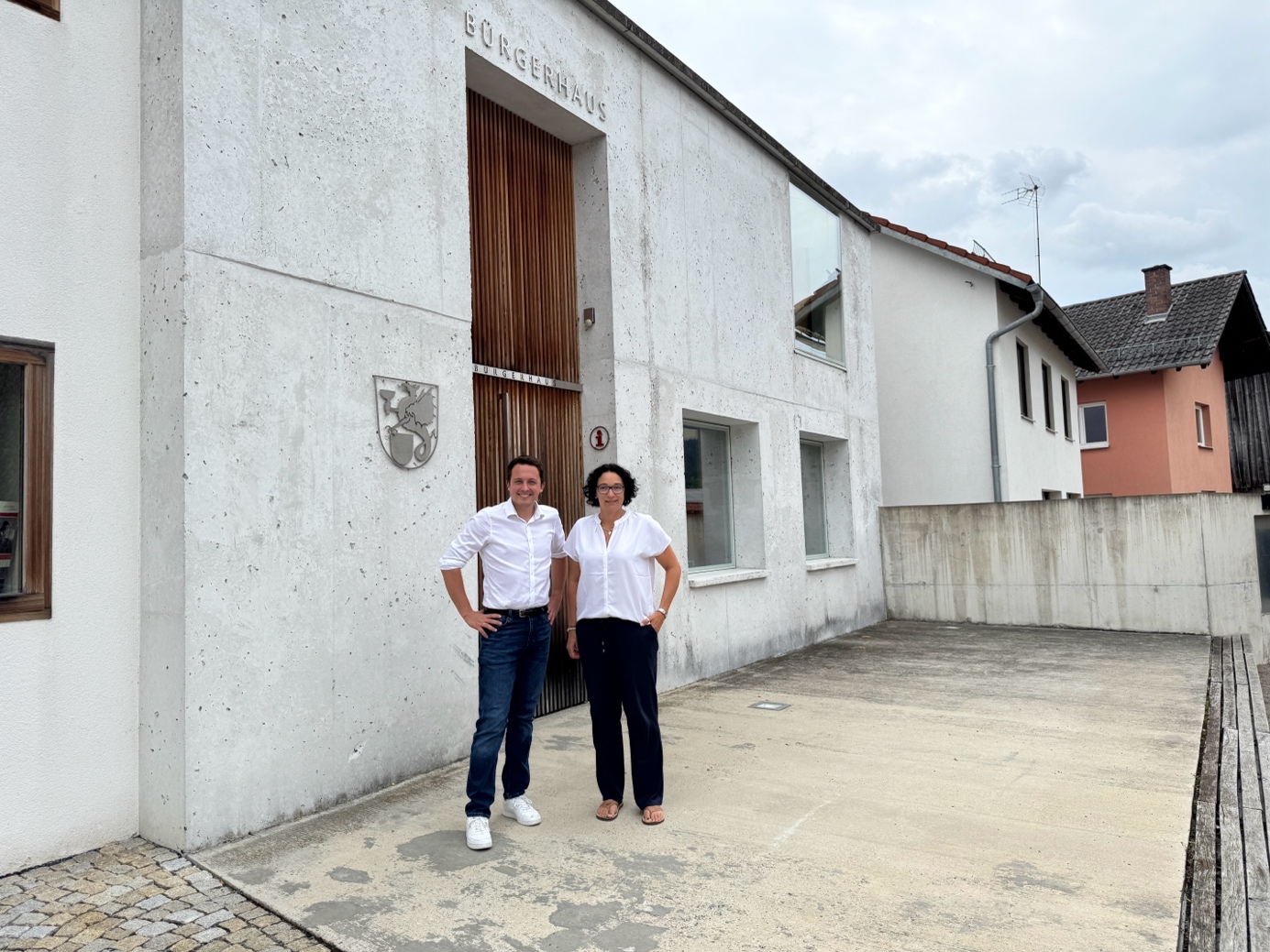 Moderner und zukunftsfähiger Ort: Bürgermeisterin Bergmann und MdL vor dem Bürgerhaus in der Blaibacher Mitte.