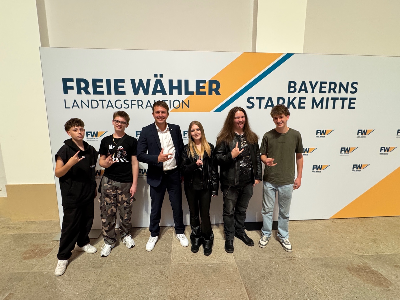 Rockiger Landtag: Durch MdL Preidl (3.v.l.) spielte die Nachwuchs-Band Stormrage beim Jugendempfang in München.