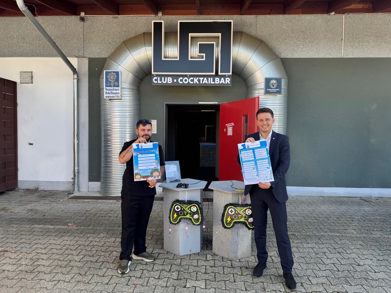 Manuel Reimer (rechts) und MdL Preidl präsentieren stolz das Programm des Digitalfestivals „GamesCHAM“.